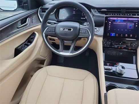 New 2025 Jeep Grand Cherokee Limited image 9