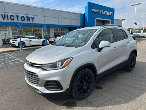 Used 2022 Chevrolet Trax LT w/ Driver Confidence Package FWD image 1
