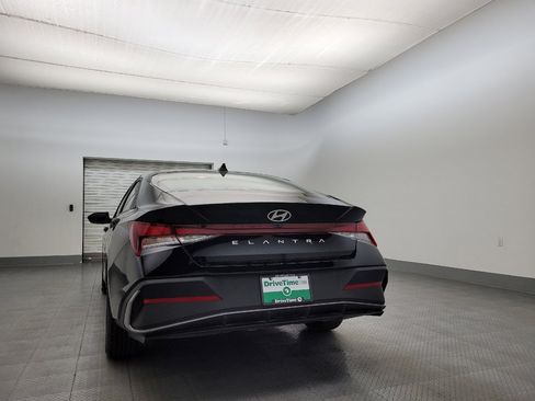 Used 2025 Hyundai Elantra SE image 6