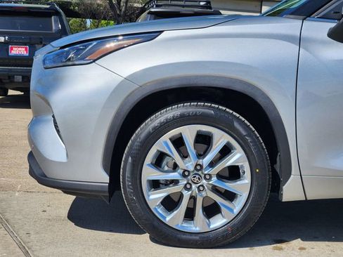 Used 2023 Toyota Highlander Limited FWD image 5