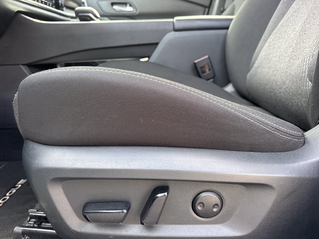 Used 2025 Nissan Rogue SV FWD image 14