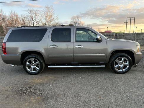 Used 2014 Chevrolet Suburban LTZ image 5