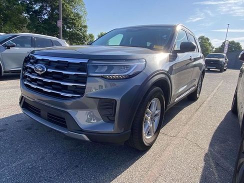 Used 2025 Ford Explorer Active image 3