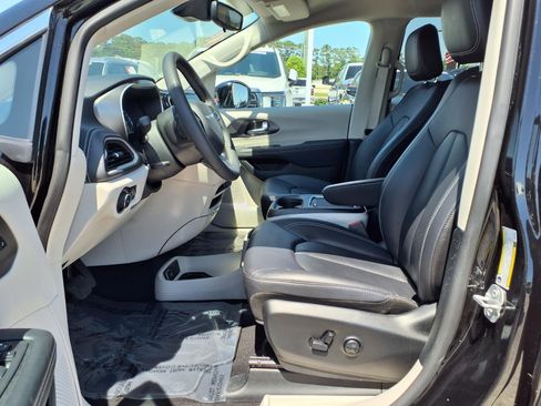 Used 2024 Chrysler Pacifica Touring-L FWD image 10