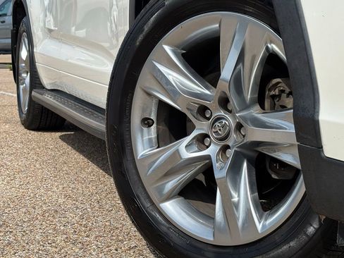 Used 2019 Toyota Highlander Limited FWD image 2