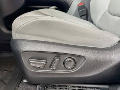 Certified 2025 Toyota Sienna XLE FWD image 30