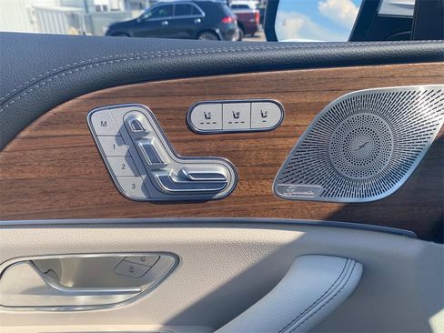 Used 2025 Mercedes-Benz GLS 580 4MATIC image 14