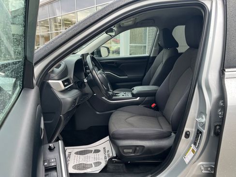 Used 2024 Toyota Highlander LE image 11
