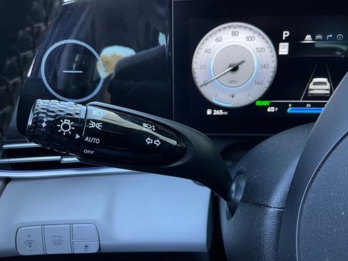 Used 2025 Hyundai Elantra Limited image 37