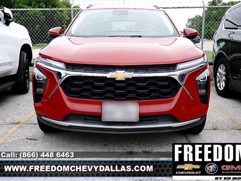 Used 2026 Chevrolet Trax LT FWD image 3