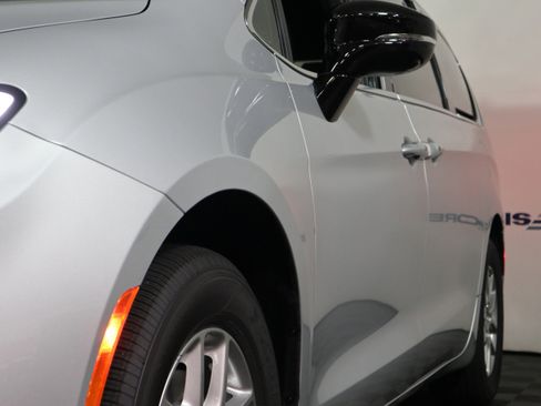 New 2026 Chrysler Pacifica Select image 12