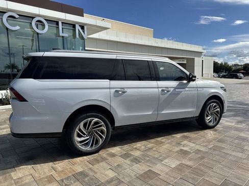New 2025 Lincoln Navigator L Reserve image 2