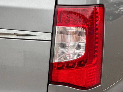 Used 2013 Chrysler Town & Country Touring image 13