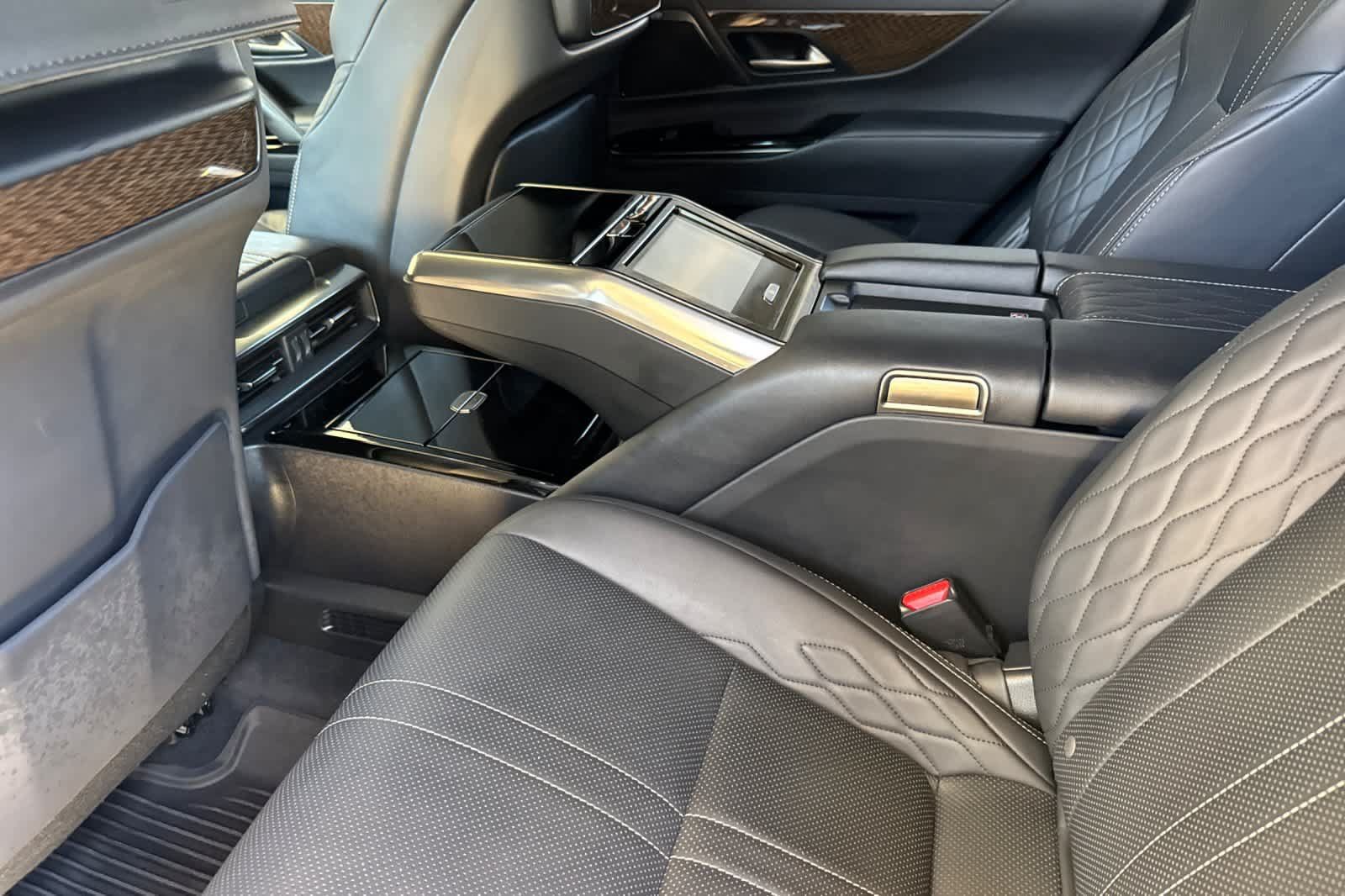 Used 2023 Lexus LX 600 4WD w/ Ultra Luxury Package image 4