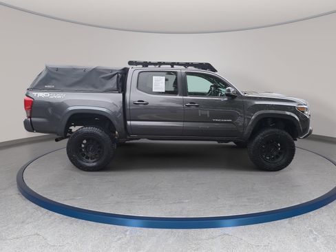 Used 2017 Toyota Tacoma TRD Sport w/ Premium & Technology Package AWD/4WD image 4