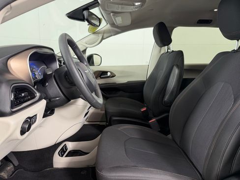 Used 2017 Chrysler Pacifica Touring FWD image 11