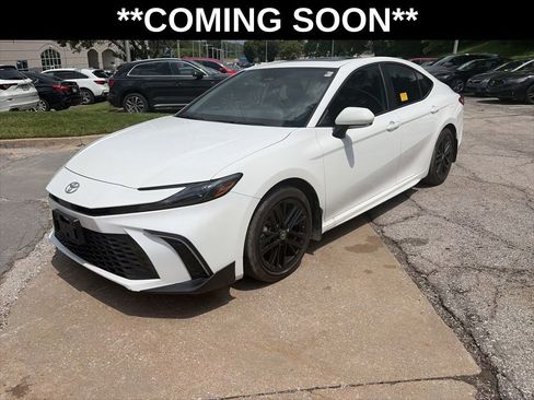 Used 2025 Toyota Camry SE w/ Convenience Package FWD image 1