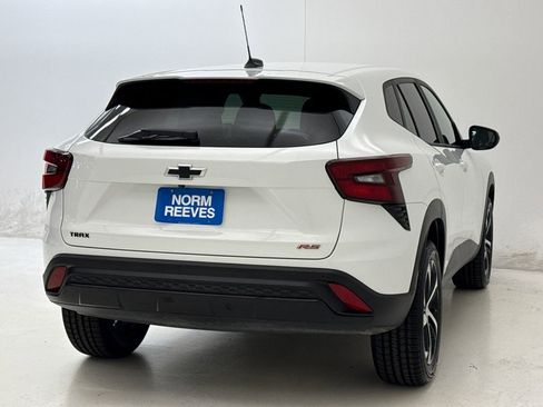 Used 2025 Chevrolet Trax RS w/ Sunroof Package FWD image 9
