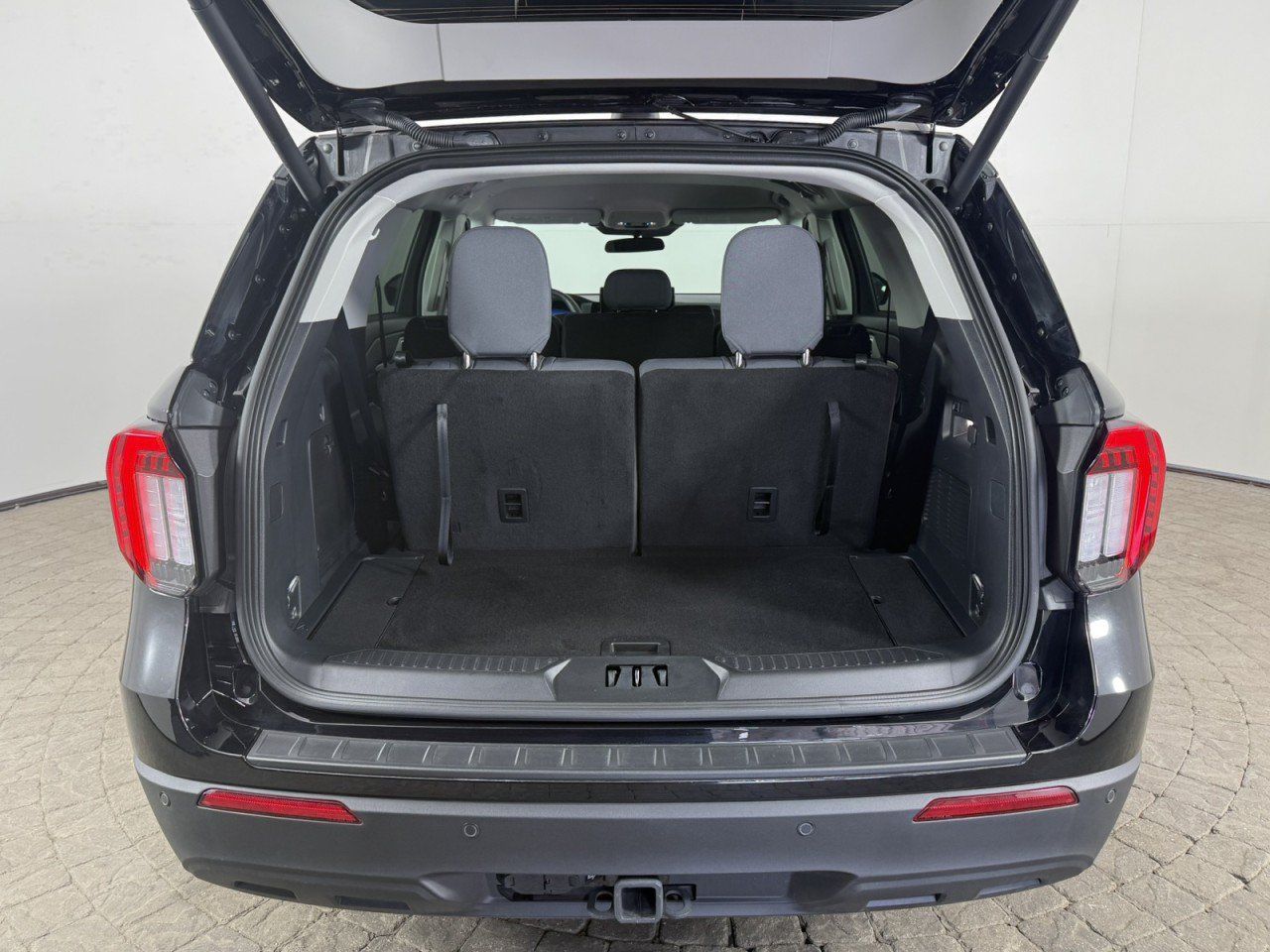 Used 2025 Ford Explorer Active AWD/4WD image 7