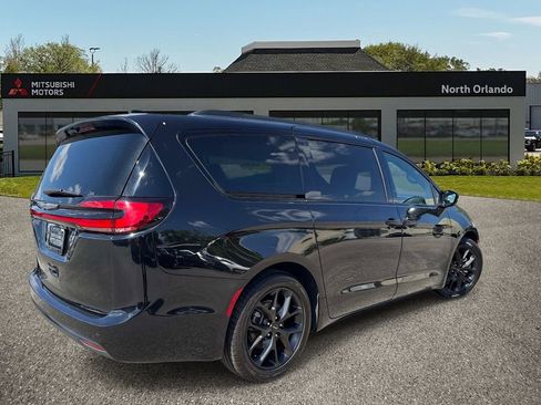 Used 2025 Chrysler Pacifica Limited FWD image 5