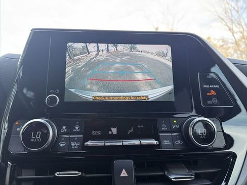 Used 2023 Toyota Highlander XLE FWD image 17