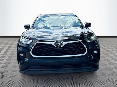 Used 2023 Toyota Highlander XLE FWD image 2