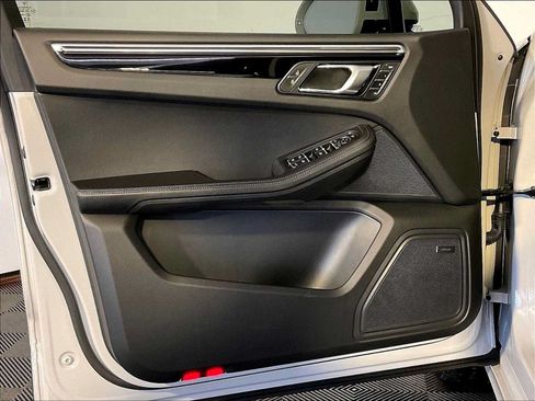 Certified 2023 Porsche Macan AWD/4WD image 25