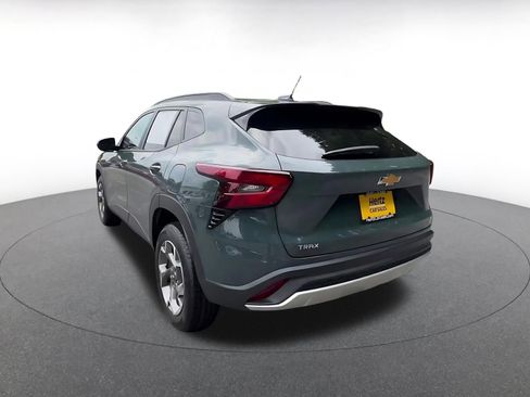 Used 2025 Chevrolet Trax LT FWD image 11