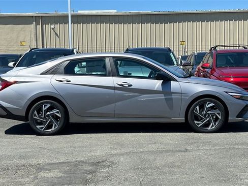 New 2025 Hyundai Elantra SEL image 5