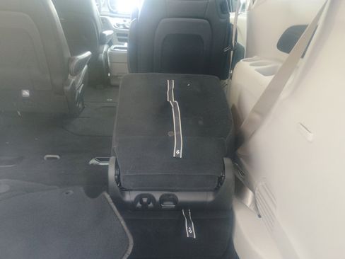 Used 2024 Chrysler Pacifica Touring-L image 11