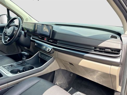 Used 2025 Kia Carnival FWD image 30
