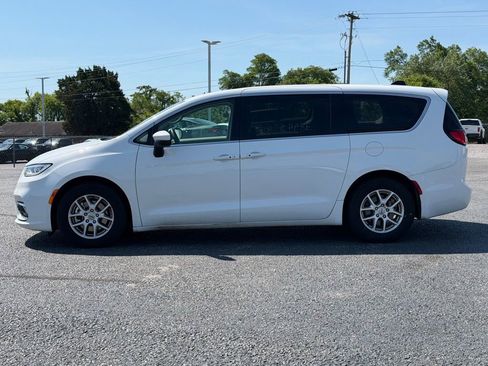 Used 2023 Chrysler Pacifica Touring-L FWD image 8