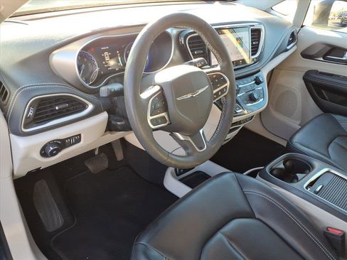 Used 2023 Chrysler Pacifica Touring-L image 12