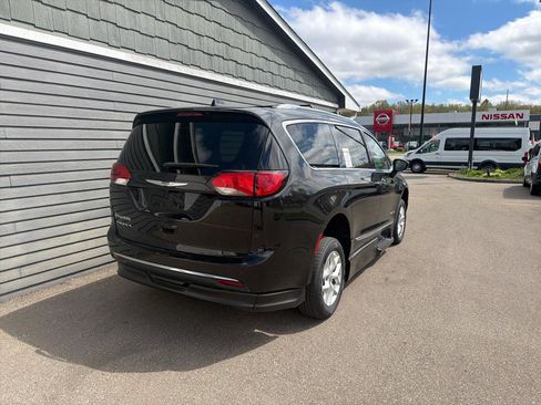 Used 2020 Chrysler Pacifica Touring-L w/ Tire & Wheel Group FWD image 14