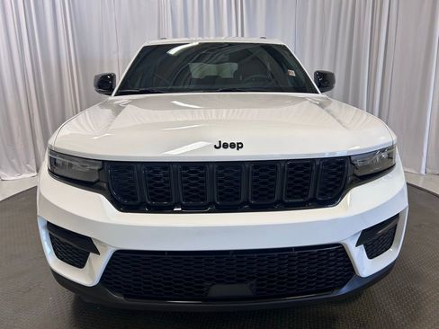 Used 2024 Jeep Grand Cherokee Altitude AWD/4WD image 25