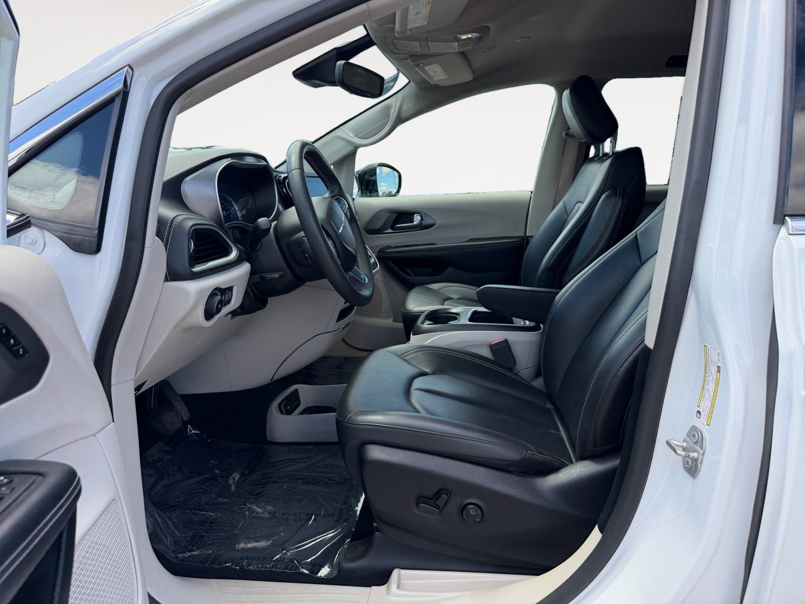 Used 2024 Chrysler Pacifica Limited FWD image 9