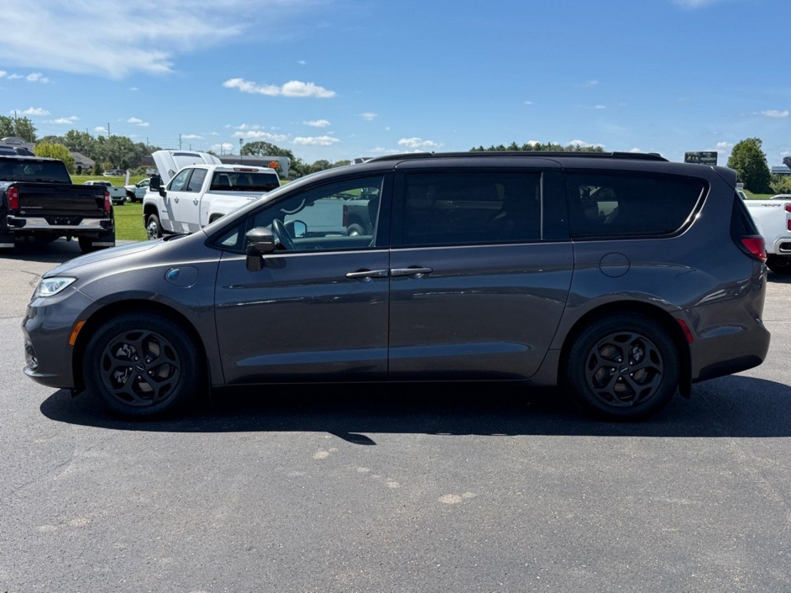 Used 2021 Chrysler Pacifica Limited w/ Uconnect Theater Family Group FWD image 5