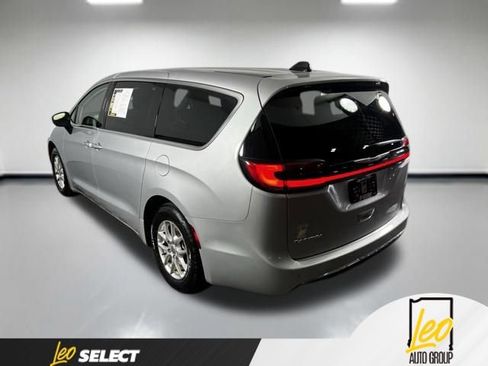 Used 2023 Chrysler Pacifica Touring-L FWD image 8