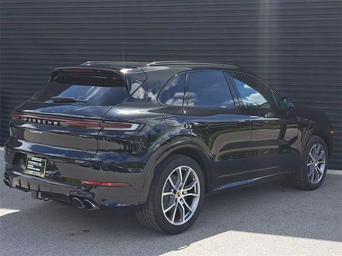 Certified 2025 Porsche Cayenne AWD/4WD image 7