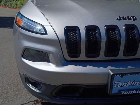 Used 2018 Jeep Cherokee Latitude w/ Altitude Package FWD image 11