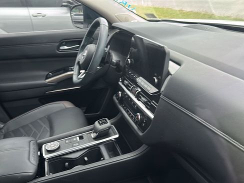 Used 2025 Nissan Pathfinder Platinum AWD/4WD image 10
