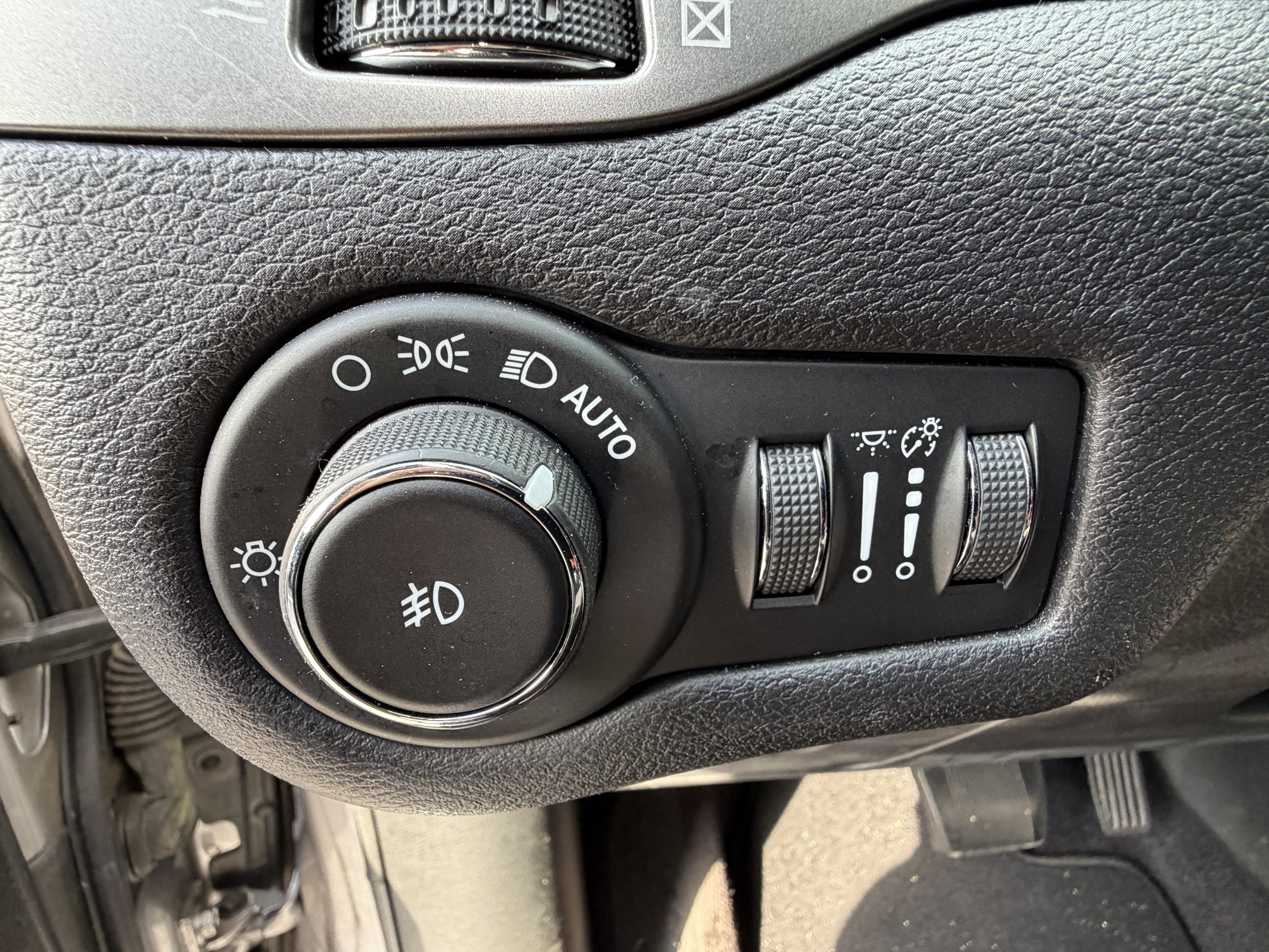 Used 2019 Jeep Cherokee Latitude Plus FWD image 15