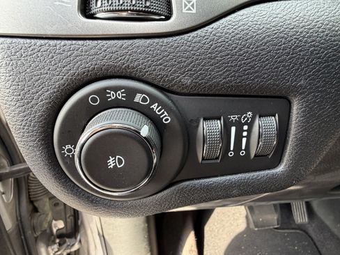 Used 2019 Jeep Cherokee Latitude Plus FWD image 15