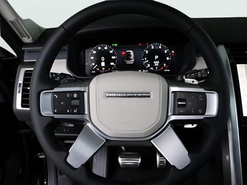 Used 2025 Land Rover Discovery Metropolitan Edition AWD/4WD image 58