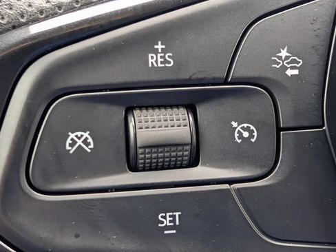 Used 2025 Chevrolet Trax LT FWD image 18