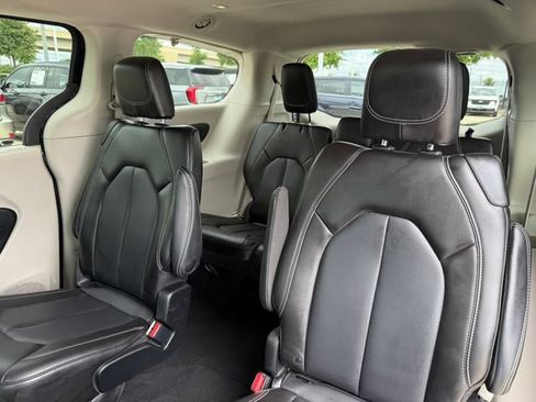 Used 2023 Chrysler Pacifica Touring-L FWD image 21