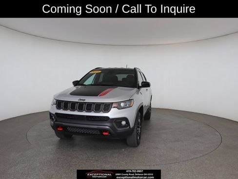Used 2025 Jeep Compass Trailhawk AWD/4WD image 3