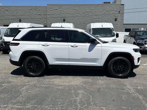 Used 2024 Jeep Grand Cherokee Laredo w/ Luxury Tech Group I AWD/4WD image 2