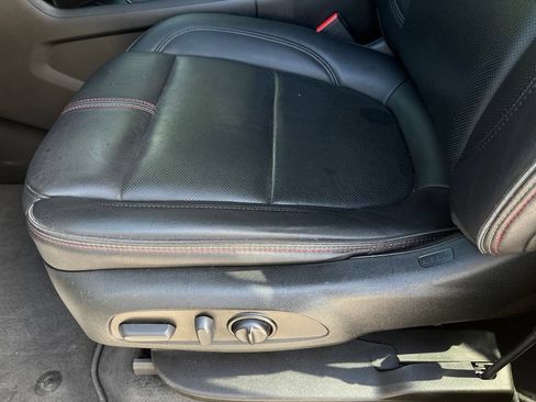 Used 2022 Chevrolet Traverse RS FWD image 28