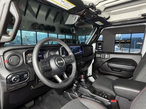 Used 2025 Jeep Wrangler Unlimited Rubicon image 14